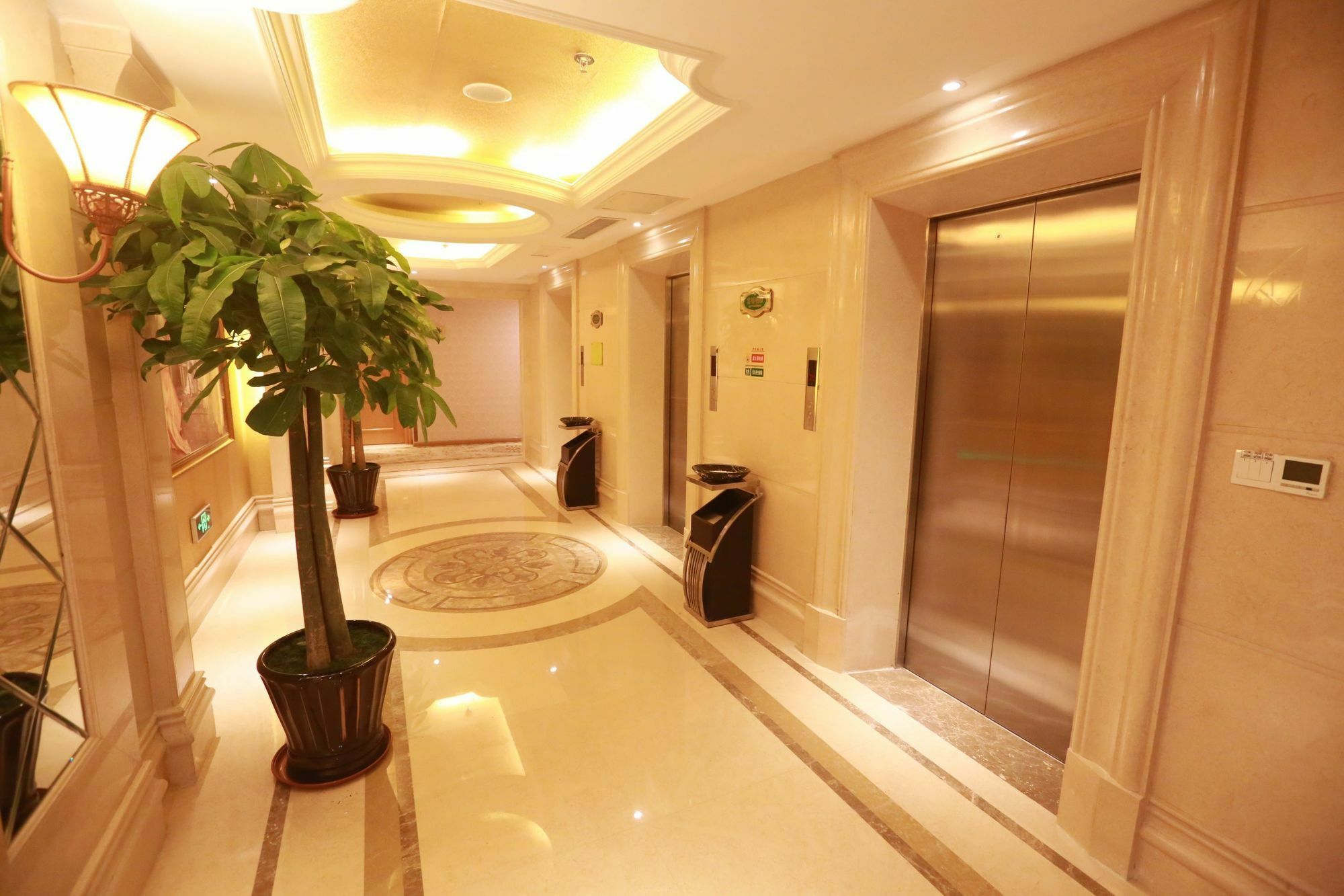 Vienna International Hotel Shenyang Railway Station Екстер'єр фото