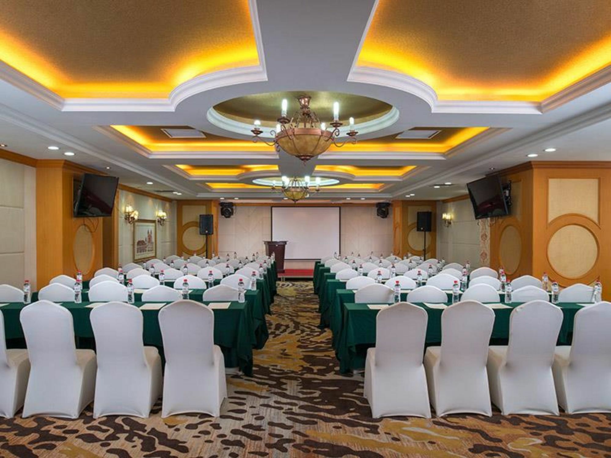 Vienna International Hotel Shenyang Railway Station Екстер'єр фото